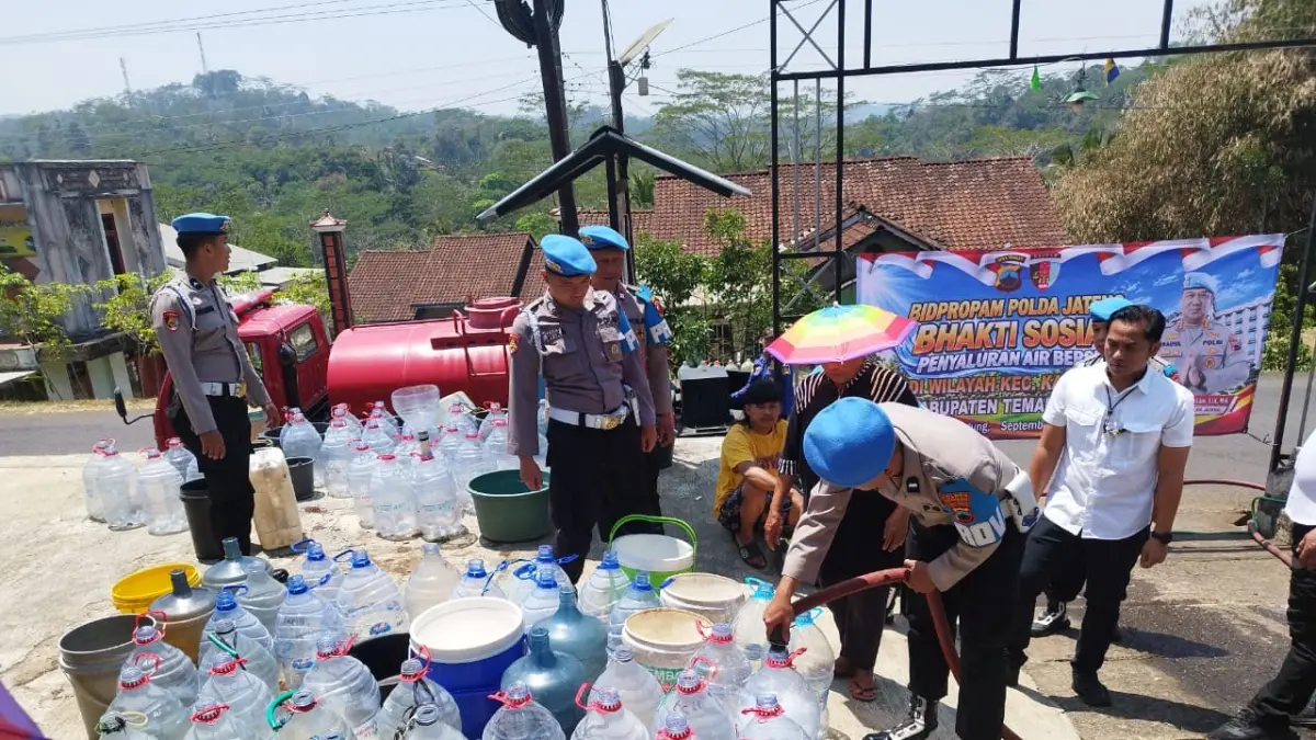 Polisi menyalurkan air bersih ke dua dusun terdampak kekeringan di Temanggung, Senin (21/9/2026). (Istimewa)
