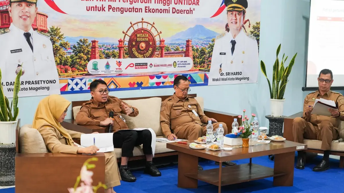Wali Kota Magelang Damar Prasetyono memberikan arahan kepada BUMD di Kota Magelang. (PUPUT PUSPITASARI/JAWA POS RADAR MAGELANG)