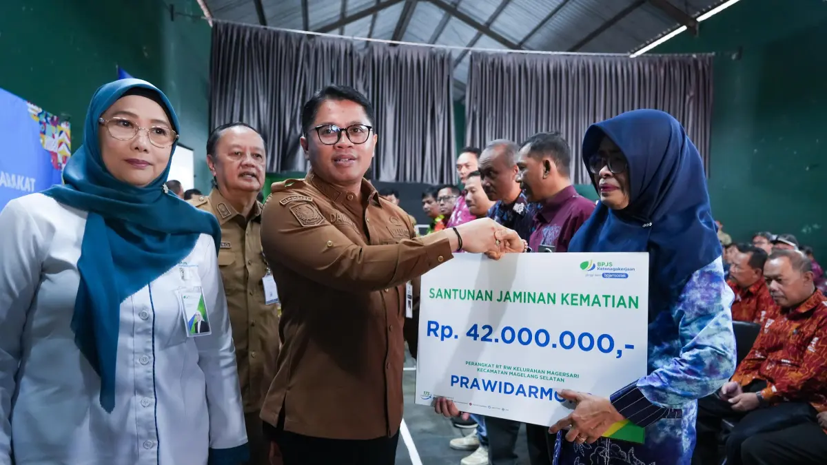 Wali Kota Magelang Damar Prasetyono didampingi  Kepala Kantor Cabang BPJS Ketenagakerjaan Magelang Endah Rahmawati menyerahkan santunan kematian kepada ahli waris ketua RW Kelurahan Magersari, Senin (21/9/2026). (Puput Puspitasari/Jawa Pos Radar Magelang)