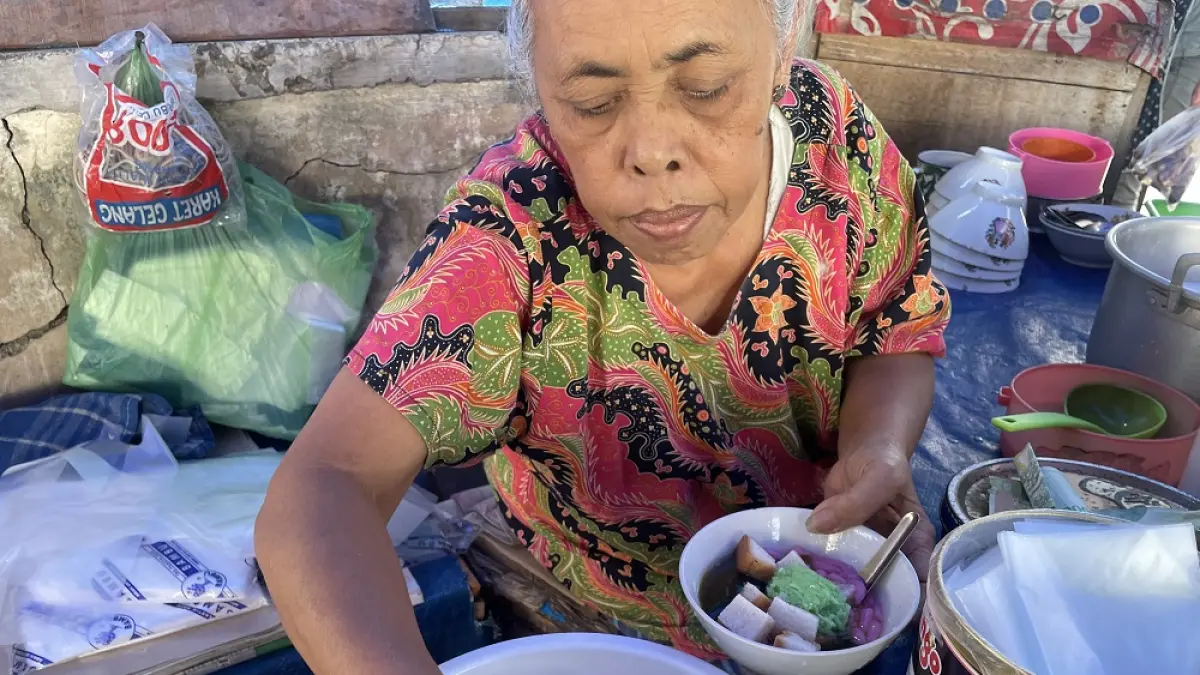 Mak Cowek sedang meracik dawet. (MARDIANA PUTRI KURNIAWAN/JAWA POS RADAR MAGELANG)