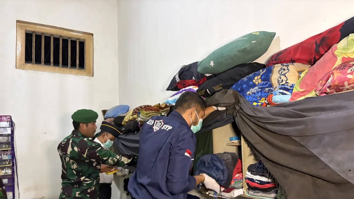 Petugas gabungan inspeksi mendadak di kamar hunian narapidana di Rutan Kelas IIB Temanggung, Selasa (22/9/2026) malam. (Devi Khofifatur Rizqi/Jawa Pos Radar Magelang)