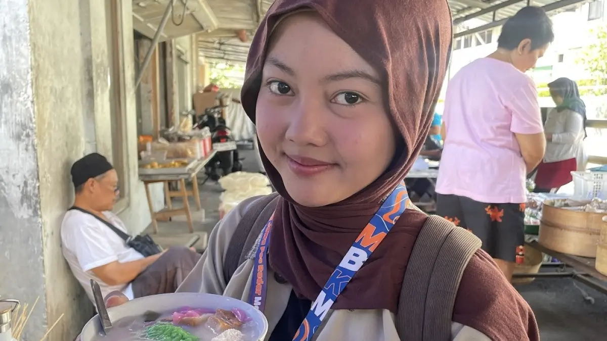 Salah satu pelanggan menikmati dawet Mak Cowek. (MARDIANA PUTRI KURNIAWAN/JAWA POS RADAR MAGELANG)