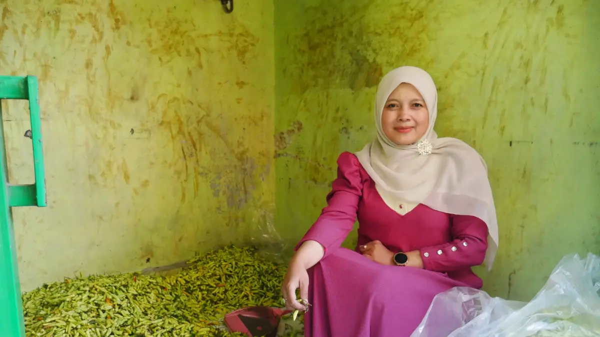 Winarti Syarif, pedagang cabai di Pasar Muntilan Kabupaten Magelang yang aktif sebagai konten kreator. (SILFIA AMANDA PUTRI/ JAWA POS RADAR MAGELANG)