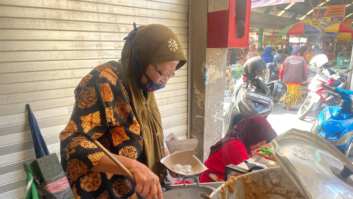 Pariyem melayani pembeli jenang gempol di Pasar Rejowinangun, Kota Magelang, Rabu (23/9/2026). (Dita Nurul Azizah/Jawa Pos Radar Magelang)