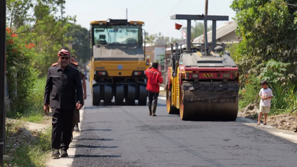 Peninjauan ruas jalan Medari-Watukumpul di Ngadirejo yang tengah dilakukan perbaikan, Kamis (24/9/2026).  (Devi Khofifatur Rizqi/Jawa Pos Radar Magelang)