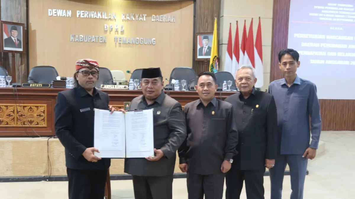 Persetujuan bersama Raperda tentang Perubahan APBD Kabupaten Temanggung Tahun Anggaran 2026 dalam rapat paripurna DPRD Temanggung, Kamis (24/9/2026). (Devi Khofifatur Rizqi/Jawa Pos Radar Magelang)