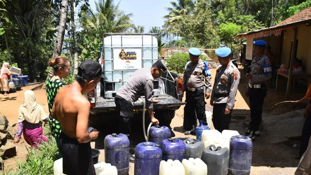 Tim gabungan Polres Wonosobo dan BPBD menyalurkan air bersih ke warga Somogede Kecamatan Wadaslintang. (Istimewa)