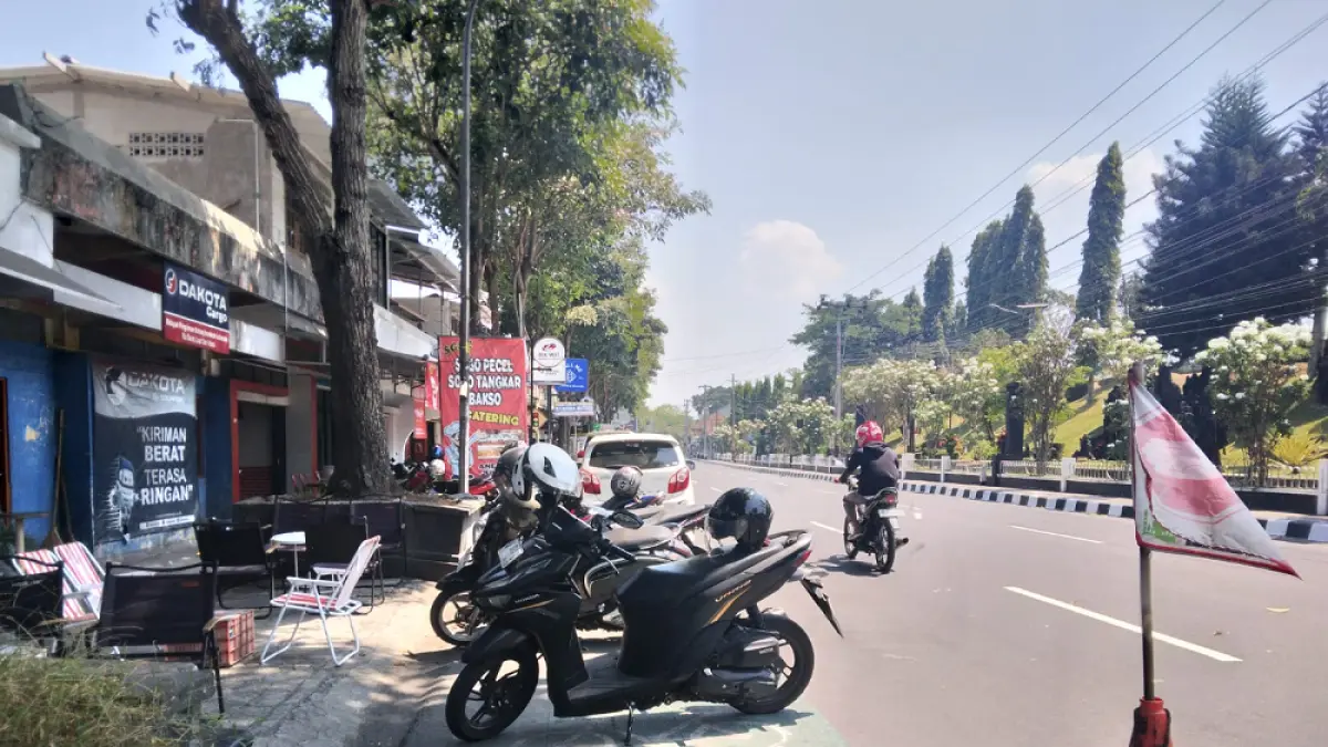 Jalur pesepeda dijadikan tempat parkir kendaraan bermotor di Jalan Ahmad Yani Kebonpolo Kota Magelang. (SILFIA AMANDA PUTRI\JAWA POS RADAR MAGELANG)