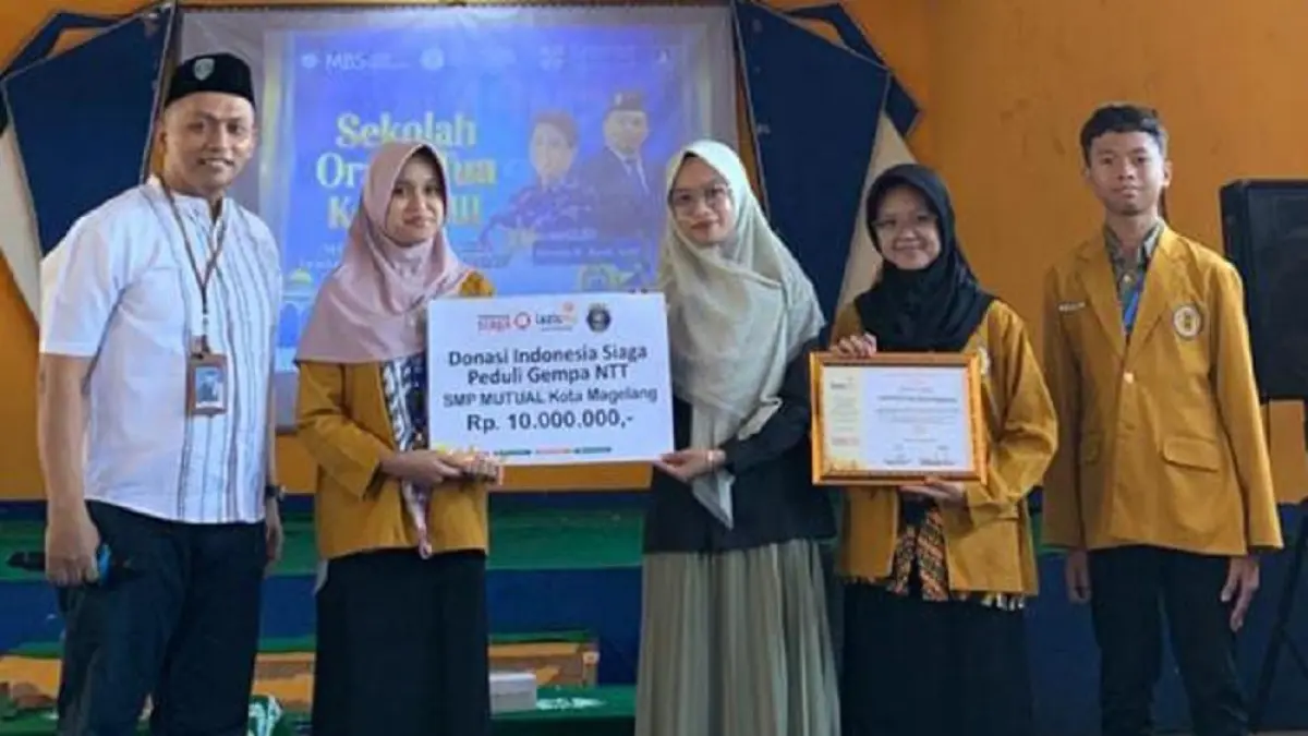 Pengurus IPM Ranting SMP Mutual menyerahkan donasi bencana NTT ke Lazismu Kota Magelang.