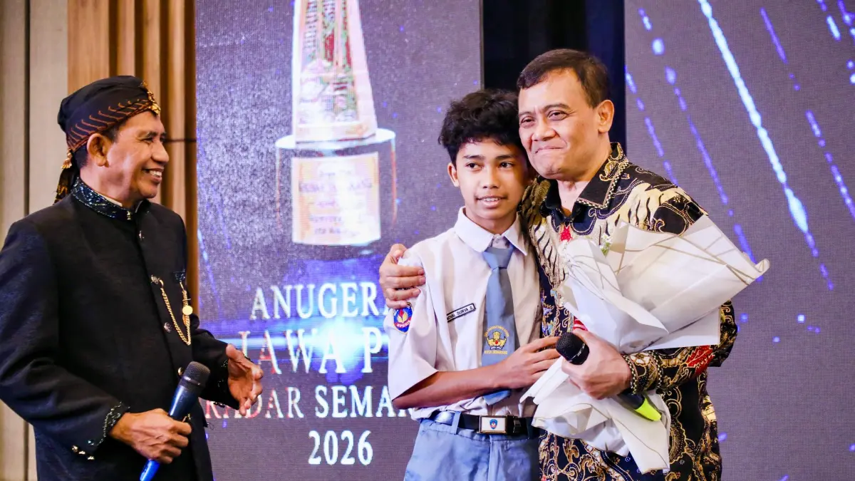 Noval Surya Saputra, siswa SMA Laboratorium UPGRIS Semarang, salah satu siswa program kemitraan Pemprov Jateng dipeluk Gubernur Ahmad Luthfi dalam malam Anugerah Jawa Pos Radar Semarang 2026 di Patra Semarang Hotel  disaksikan Direktur Jawa Pos Radar Semarang Baehaqi, Jumat (25/9/2026).