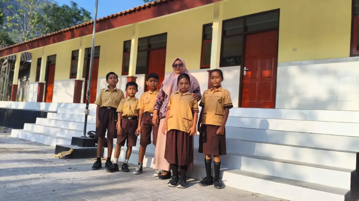Guru dan siswa SD Negeri 3 Kemiriombo di depan sekolah yang sudah revitalisasi program Kemendikdasmen. (DEVI KHOFIFATUR RIZQI/ JAWA POS RADAR MAGELANG)