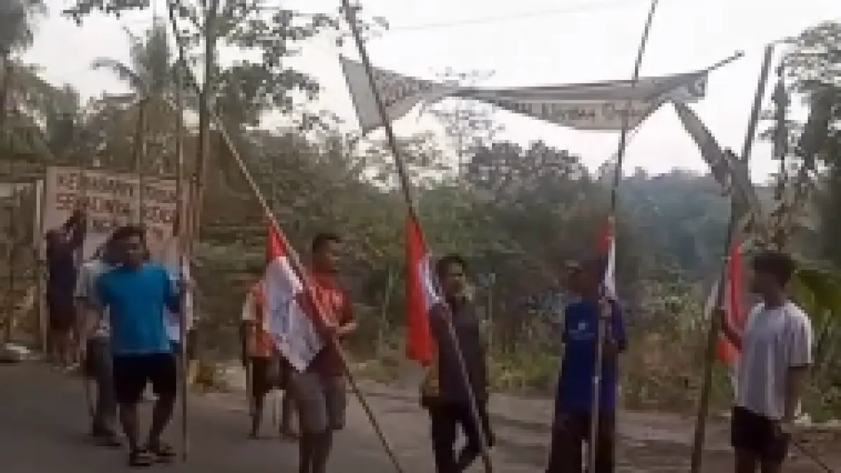 Warga Desa Sambeng, Kecamatan Borobudur, Kabupaten Magelang beramai-ramai memasang bendera merah putih setengah tiang.