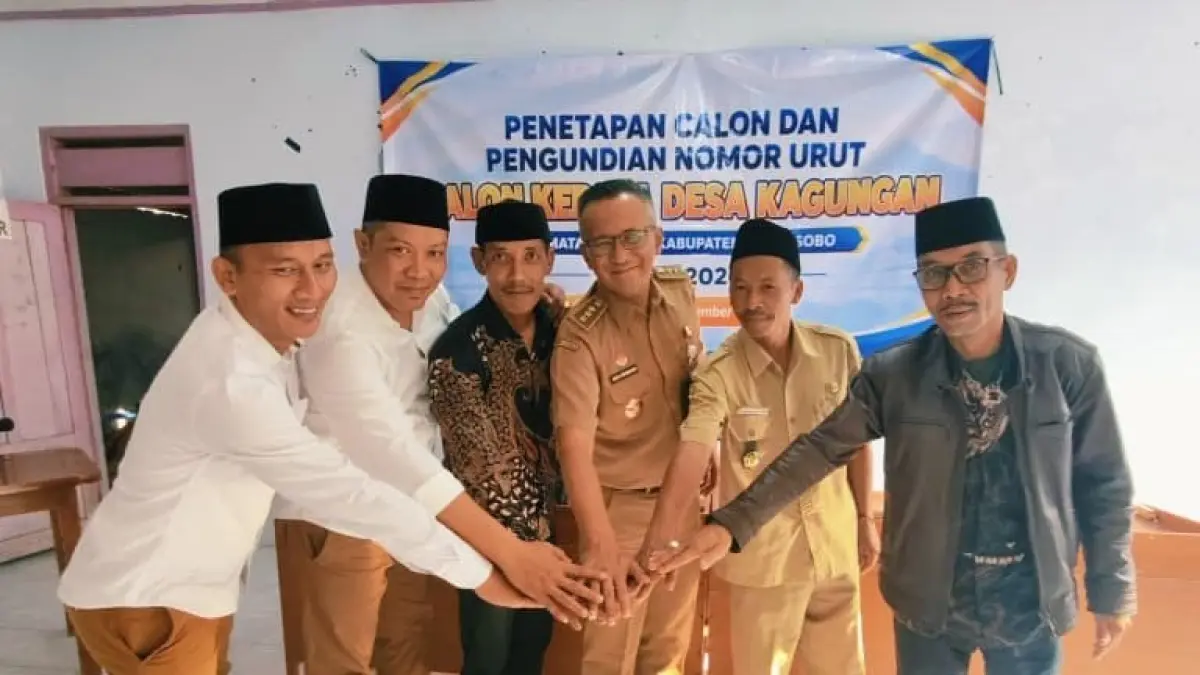 Camat Kepil Eko Premono (empat dari kiri) bersama calon kepala Desa Kagungan dalam pengundian nomor urut yang diadakan Senin (28/9/2026). (Istimewa)