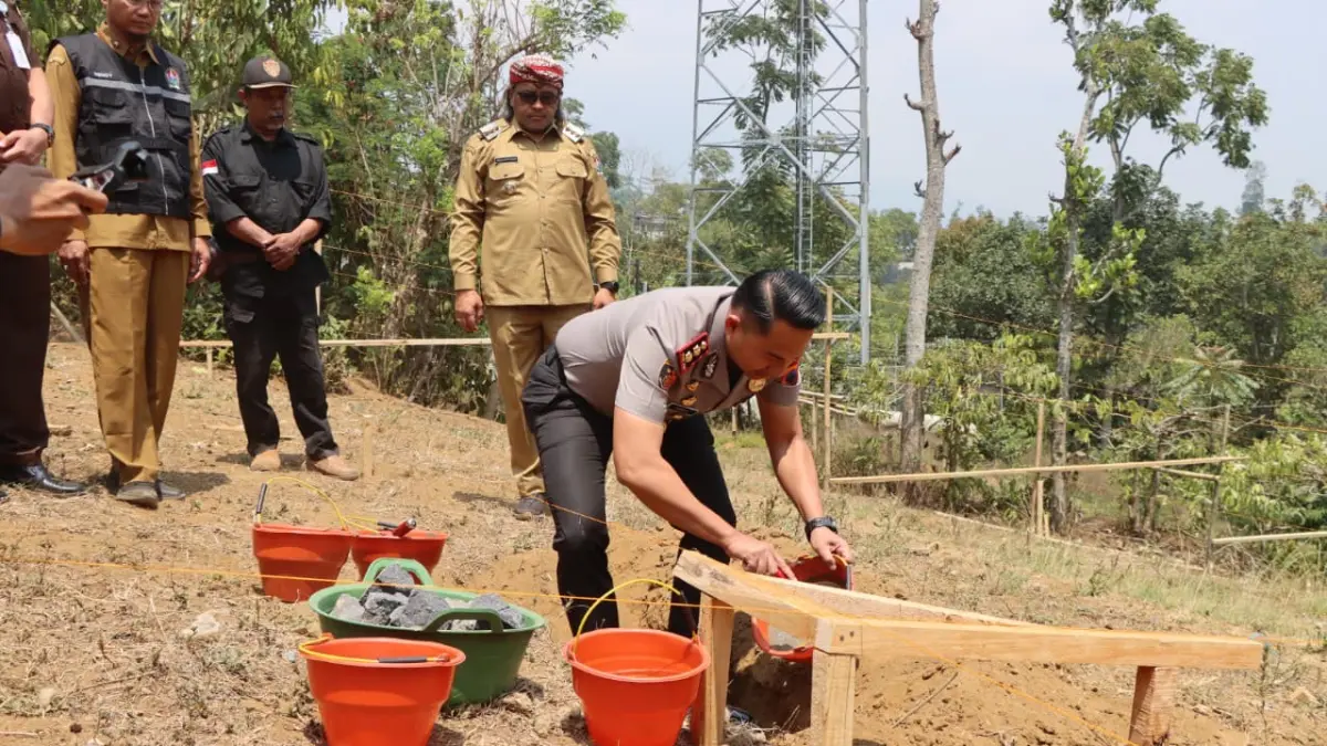 Peletakan batu pertama pembangunan Mako Polsek Tretep, Senin (28/9/2026) oleh Kapolres Temanggung AKBP Zamrul Aini. (Devi Khofifatur Rizqi/Jawa Pos Radar Magelang).