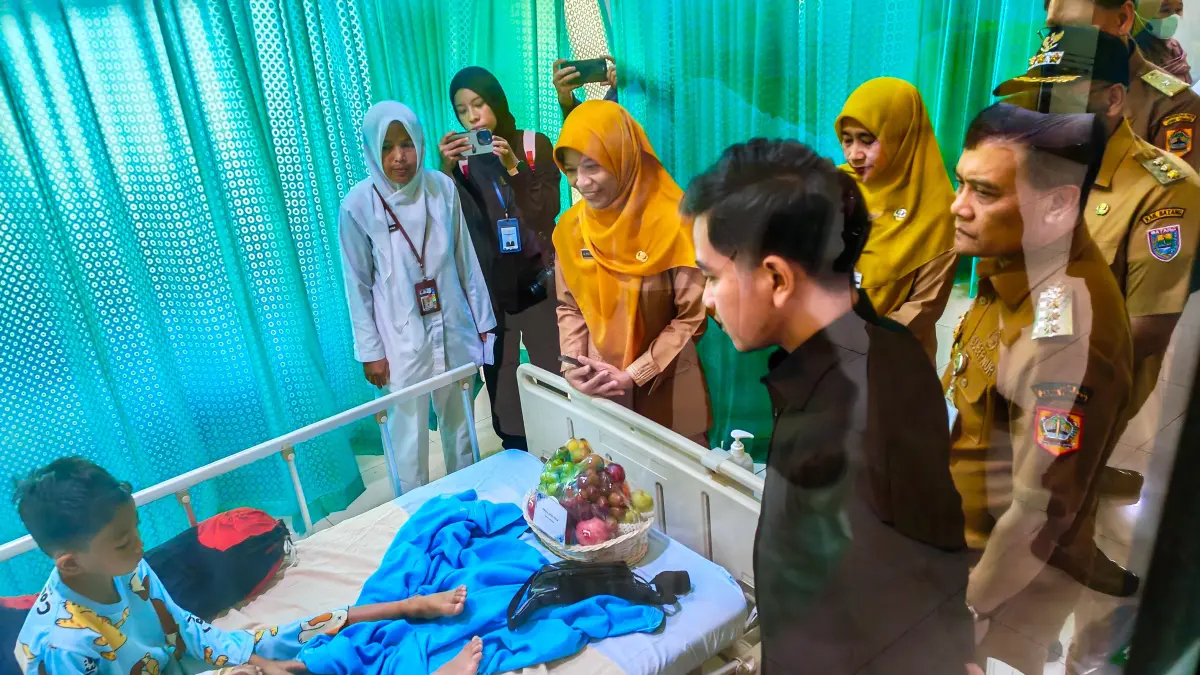 Wapres Gibran Rakabuming Raka bersama Gubernur Jateng Ahmad Luthfi, Bupati Batang Faiz Kurniawan dan forkompimda mengunjungi pasien yang diduga menjadi korban keracunan MBG  di rumah sakit pada Senin (28/9/2026). (Istimewa)