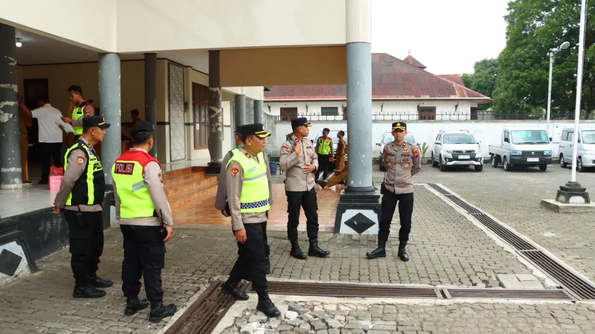 Anggota Polres Wonosobo berjaga di halaman Gedung Korpri Wonosobo tempat digelarnya seleksi calon kepala desa, Senin (28/9/2026). (Istimewa)