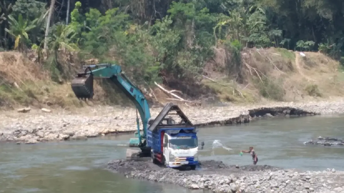 Penambangan pasir di Sungai Progo&nbsp;Desa Sambeng, Borobudur, Kabupaten Magelang yang masih beroperasi. (DIAH ARDI SAPUTRI/JAWA POS RADAR MAGELANG)