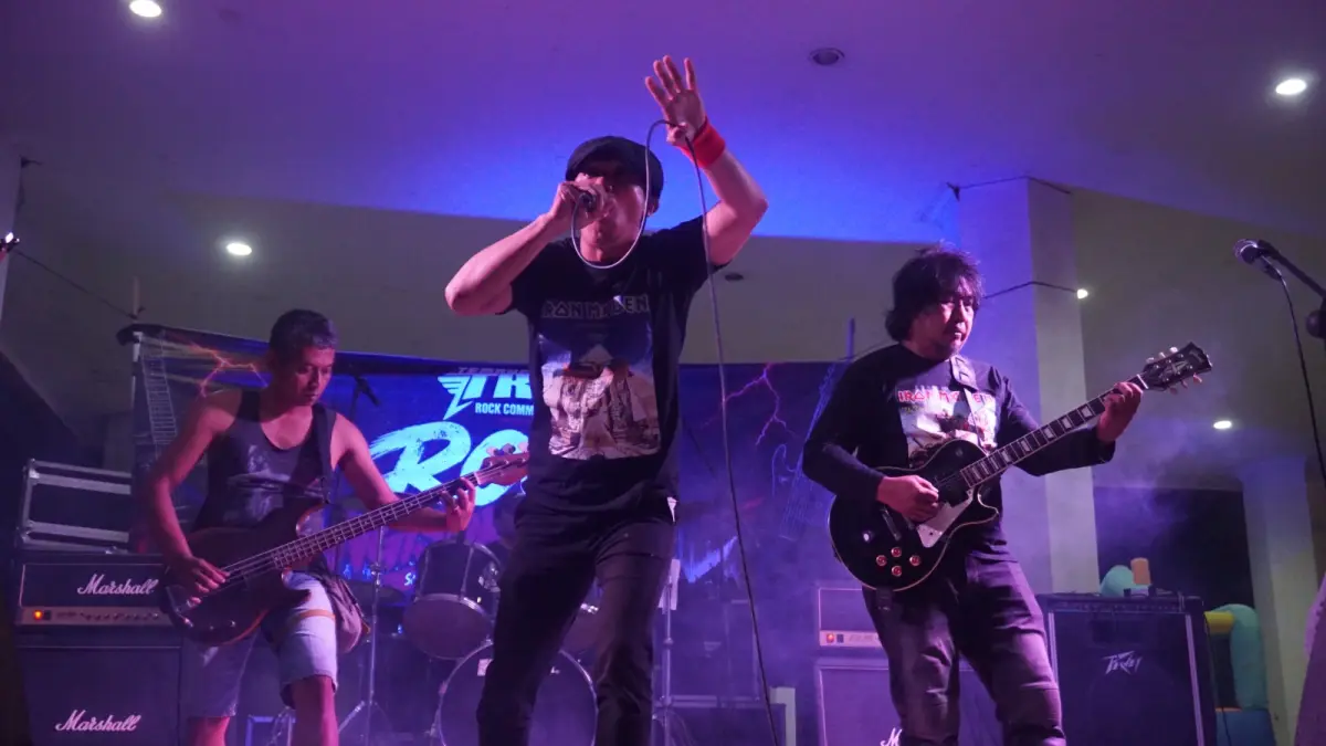 Penampilan salah satu band di ajang Temanggung Rock Community yang digelar Minggu (27/9/2026) di Alun-alun Temanggung. (istimewa)
