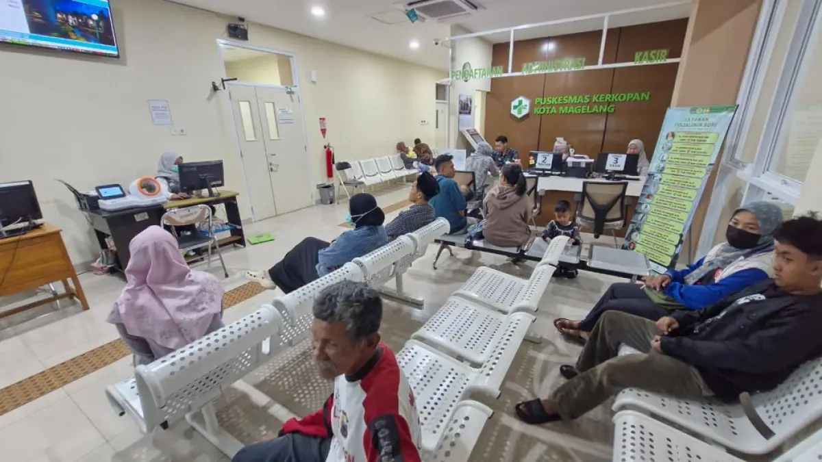 Puskesmas Kerkopan ramai dikunjungi pasien yang mengakses layanan kesehatan di malam hari, Rabu (24/9/2026). (PUPUT PUSPITASARI/JAWA POS RADAR MAGELANG)