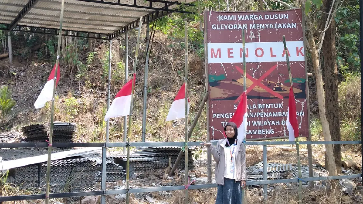 Sebanyak 355 bendera setengah tiang dipasang di sepanjang Jalan Borobudur-Kalibawang Kulon Progo, Desa Sambeng, Borobudur, Kabupaten Magelang. (DIAH ARDI SAPUTRI/JAWA POS RADAR MAGELANG)