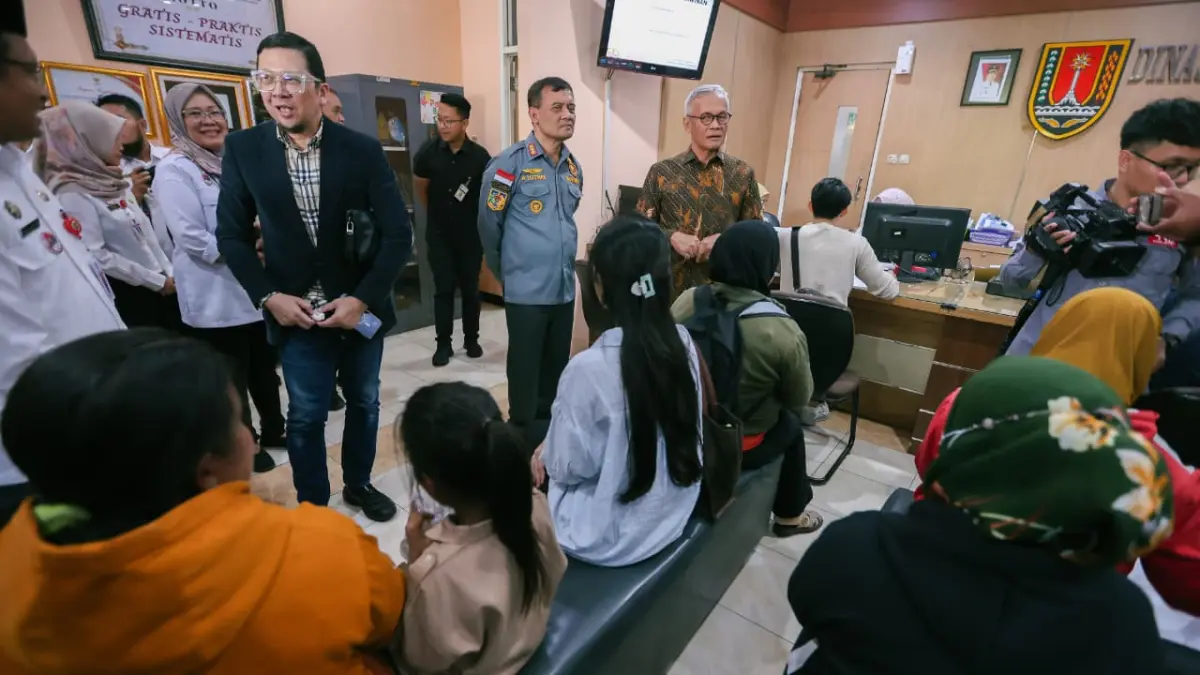 Gubernur Jateng Ahmad Luthfi mendampingi kunjungan kerja spesifik Komisi II DPR RI di Kantor Disdukcapil Kota Semarang, Rabu (30/9/2026). (Istimewa)