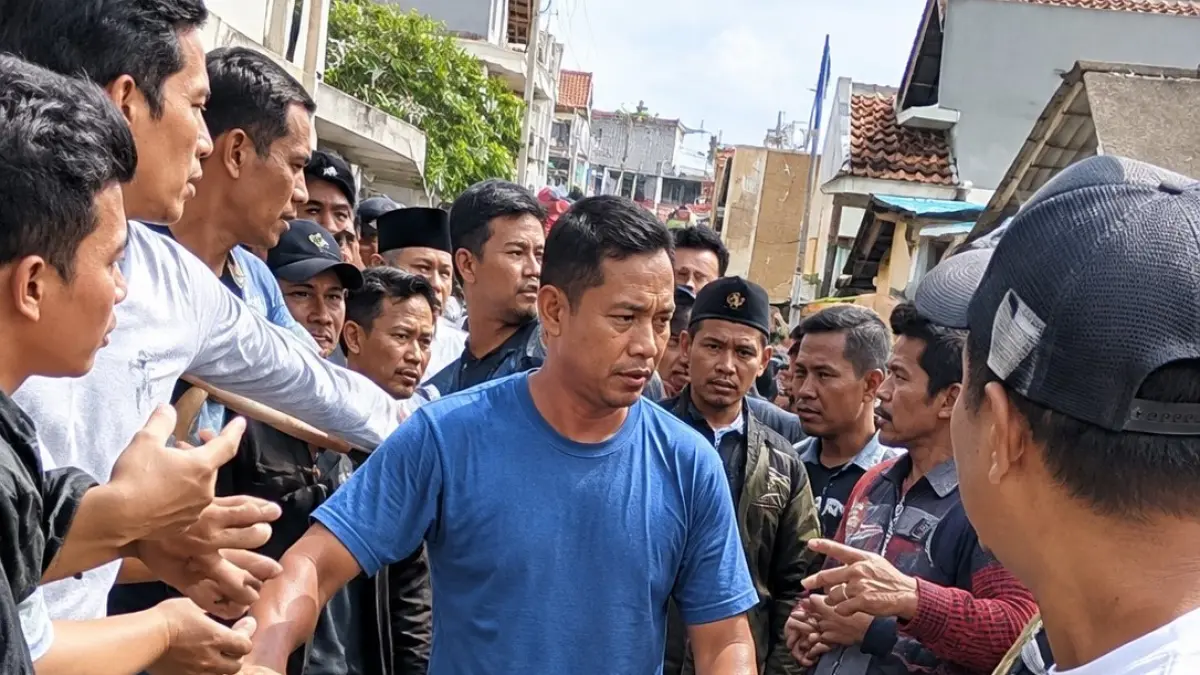 Ilustrasi calon pendukung kades yang nyaris bentrok gara-gara menggeber knalpot brong. (AI)
