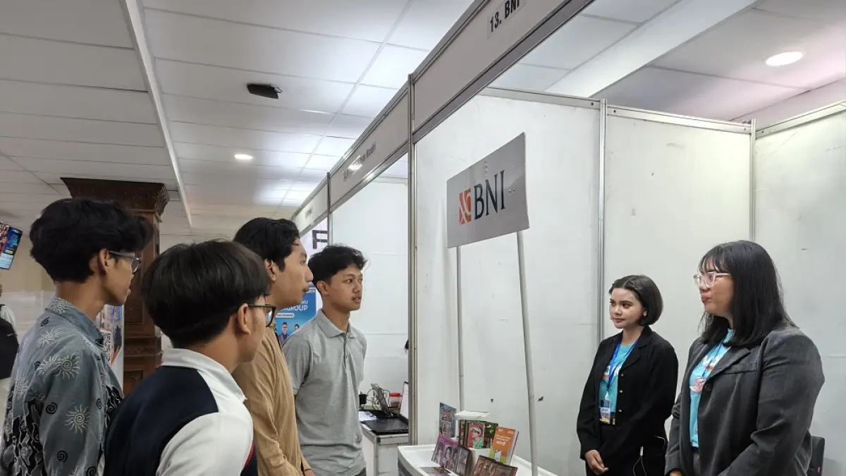 Pengunjung job fair 4.0 Untidar berbincang dengan penjaga stan BNI 46 di&nbsp; GKU dr H.R Suparsono, Rabu (30/9). (ROFIK SYARIF/ JAWA POS RADAR MAGELANG)
