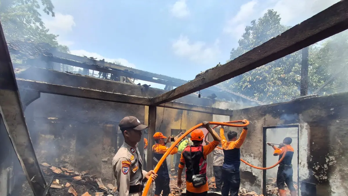 Rumah warga Dusun Bersole Desa Sumberejo, Wadaslintang yang terbakar pada Selasa sore (29/9/2026). (Istimewa)