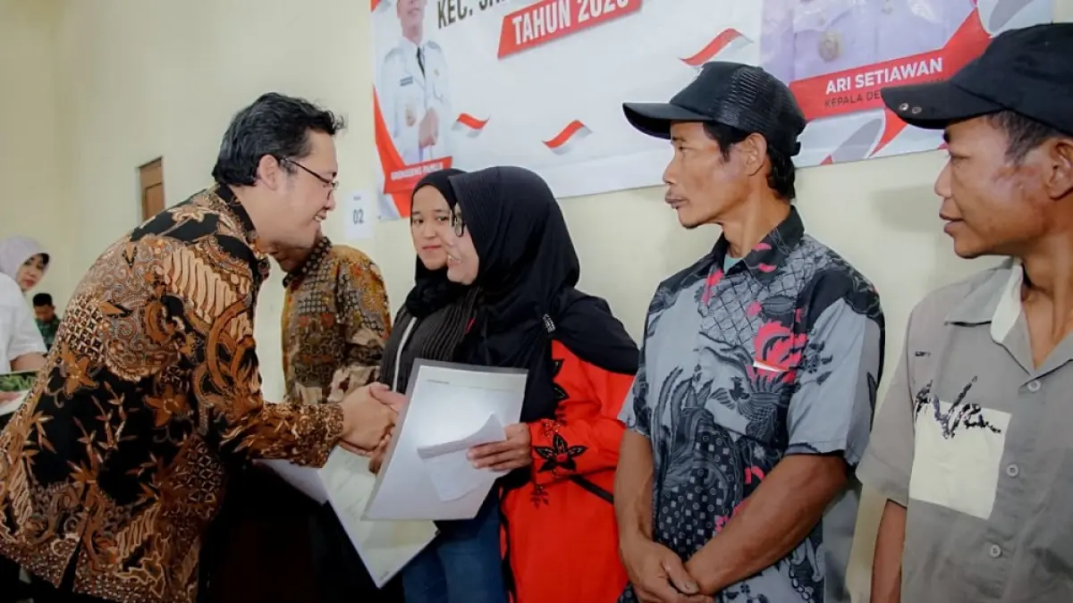 Bupati Magelang Grengseng Pamuji saat menyerahkan sertifikat tanah program Pendaftaran Tanah Sistematis Lengkap (PTSL) 2026 di Desa Krasak, Kecamatan Salaman.