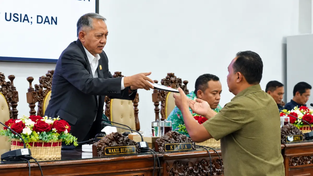 Ketua DPRD Kabupaten Wonosobo Eko Prasetyo HW menerima dokumen dalam rapat paripuna, Kamis (1/10/2026). (Istimewa)