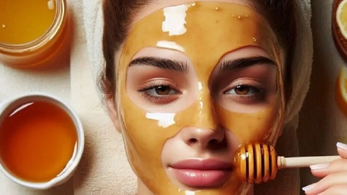Wanita yang sedang memakai masker madu di muka.