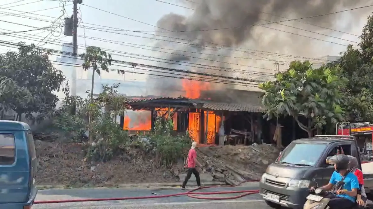 Api membakar gudang mebel di Dusun Sidomukti 2, Desa Sidoagung, Tempuran, Kabupaten Magelang, Kamis (1/10/2026) sore. (Istimewa)