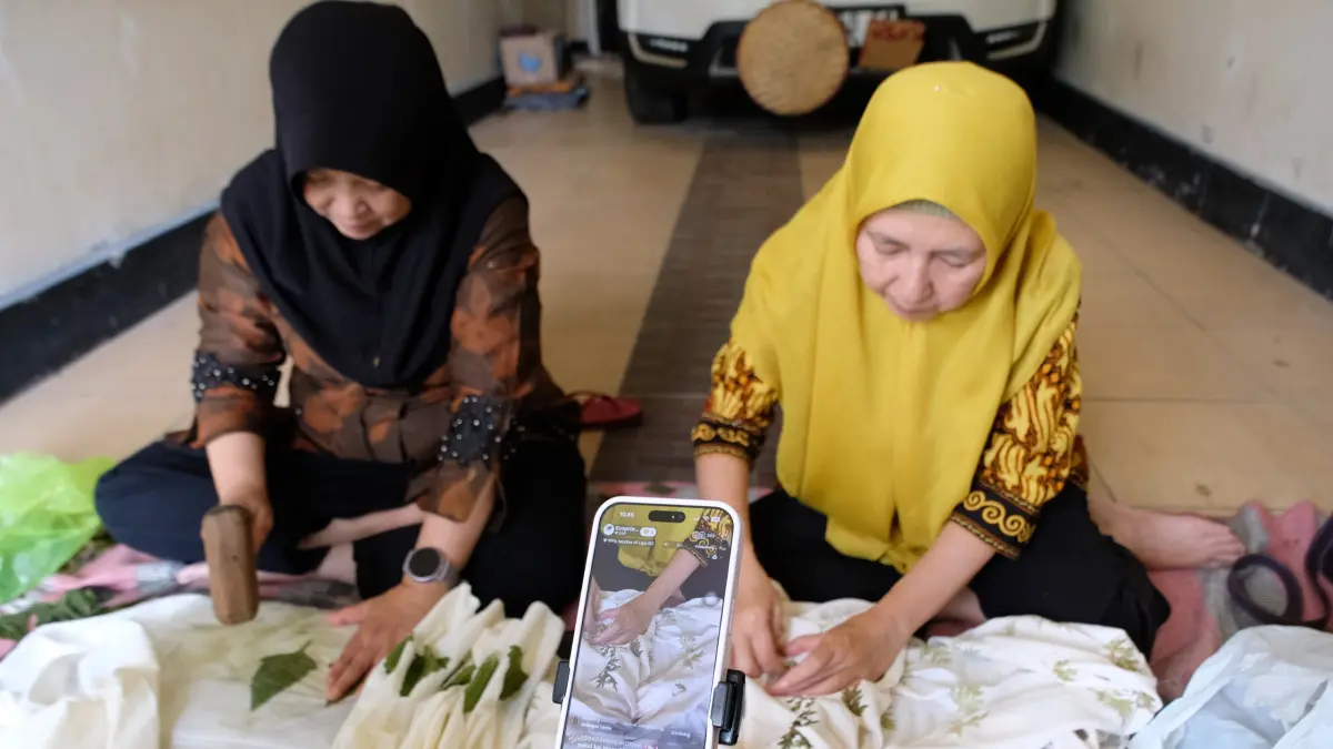 Batik ecoprint Ramban Ayu yang diproduksi Trining Tyas Majid telah menembus jejaring pasar internasional. (Devi Khofifatur Rizqi/Jawa Pos Radar Magelang).