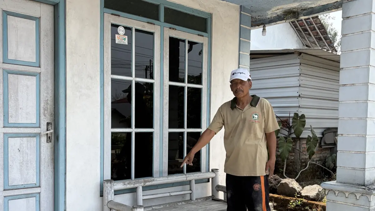 Di kursi bambu rumah warga Mendirat Desa Pare Temanggung ini bayi laki-laki ditemukan oleh warga, Junat (2/10/2026).