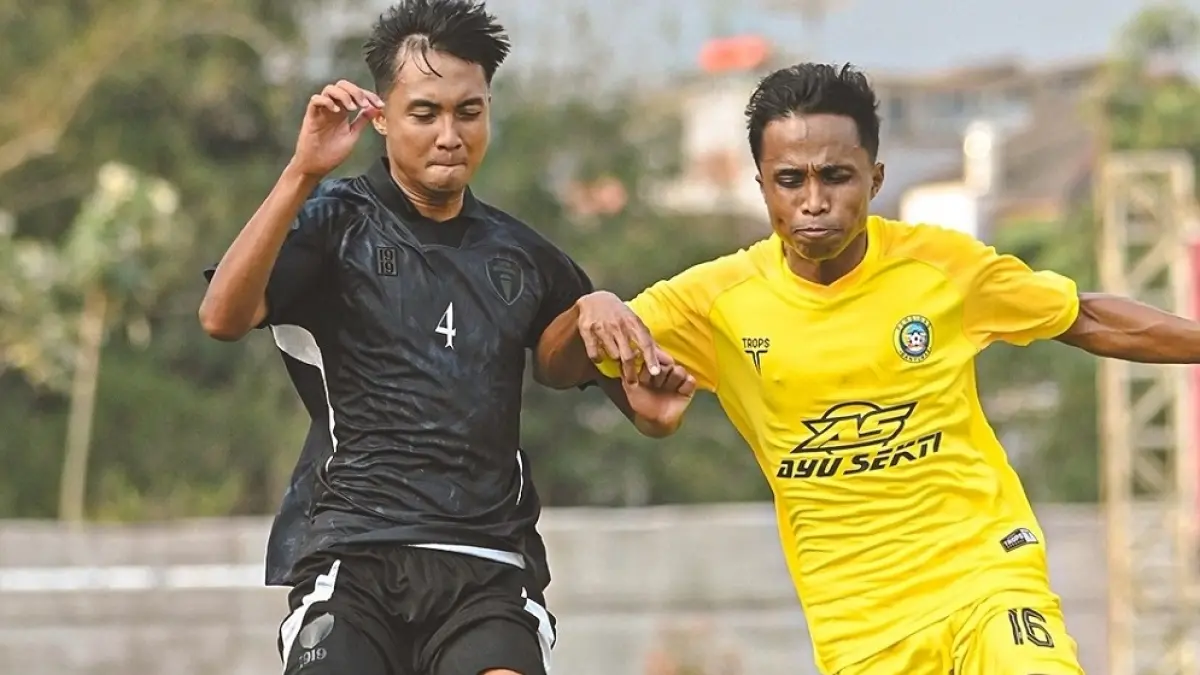 Laga uji coba antara PPSM Magelang dengan Persibas Banyumas di Stadion Moch. Soebroto Kota Magelang.
