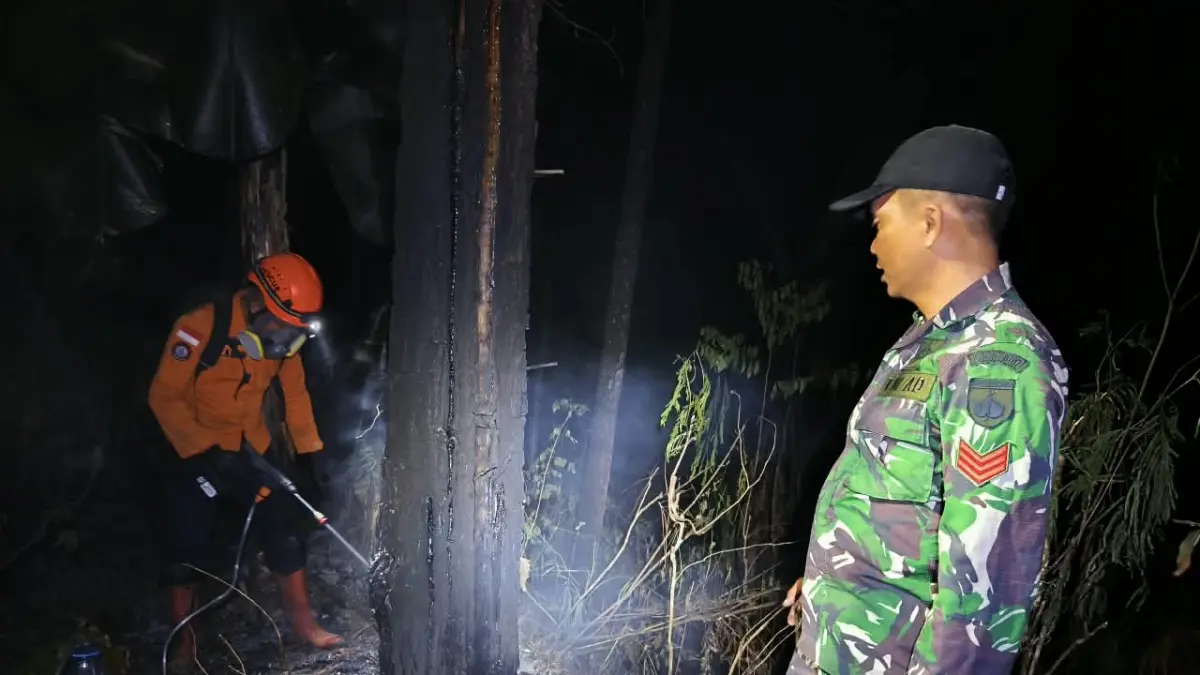 Petugas bergotong-royong memadamkan api yang membakar petak 7E Dusun Marong, Desa Grugu, Kaliwiro. (Istimewa)