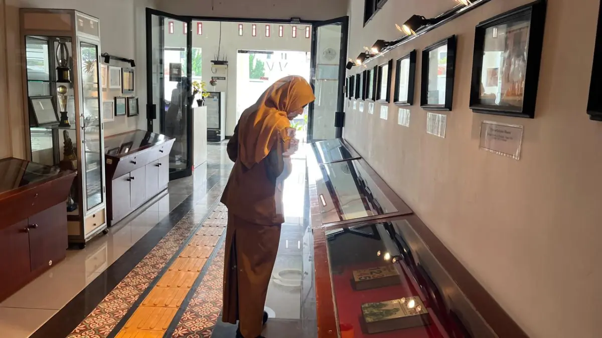 Petugas tengah mengamati naskah di kantor Dinas Kearsipan dan Perpustakaan Daerah Kabupaten Wonosobo. (istimewa)