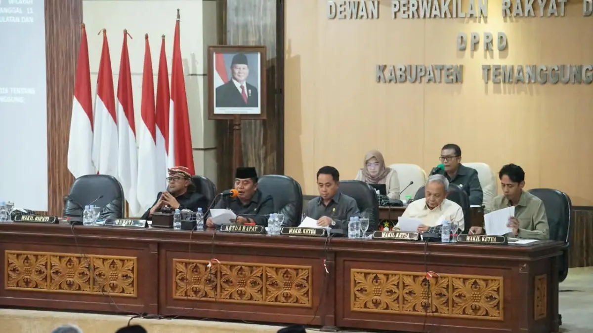Rapat paripurna DPRD Temanggung dengan agenda pembahasan lima Raperda, pada Senin (5/10/2026). (Devi Khofifatur Rizqi/Jawa Pos Radar Magelang)