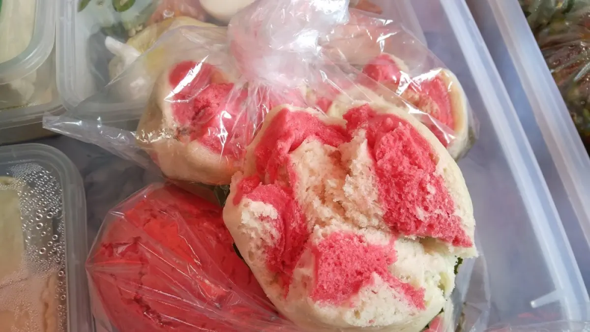 Moho, salah satu kue legend yang dijual di Pasar Tukangan Kota Magelang.&nbsp;(SILFIA AMANDA PUTRI/JAWA POS RADAR MAGELANG)