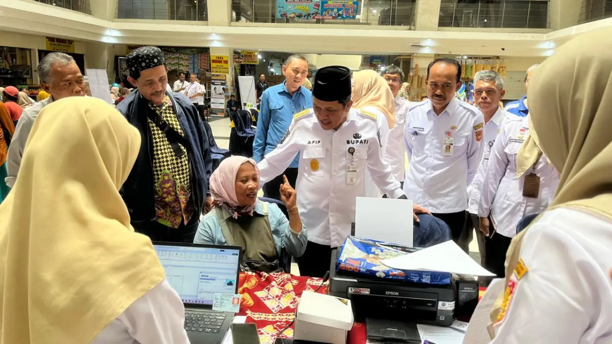 Pedagang memanfaatkan layanan di MPP Kabupaten Wonosobo digelar di Pasar Induk selama dua hari (7-8/10/2026).  (Istimewa)