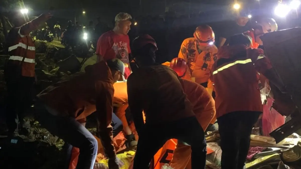Proses evakuasi laka lantas yang terjadi di Jalan Parakan-Keldung pada Rabu (7/10/2026) malam. (Istimewa)