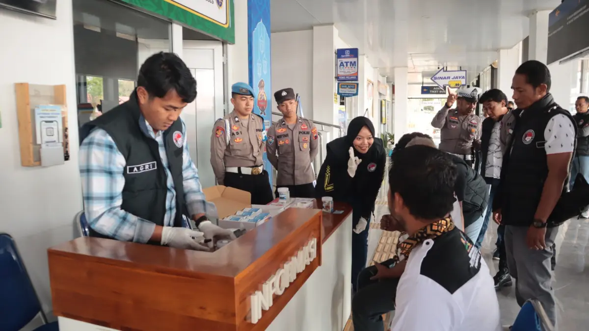Awak angkutan di Terminal Mendolo dites urine pada Jumat (9/10/2026) pagi. (Istimewa)