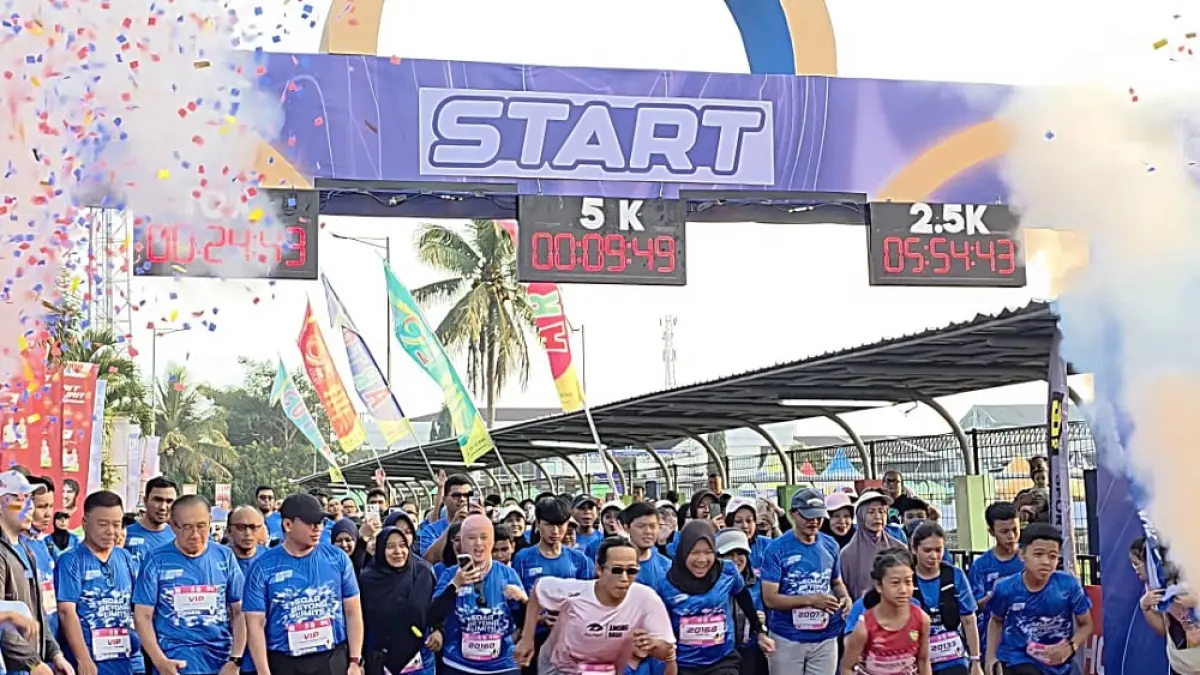 Peserta&nbsp; Artos Run 10K “Soar Beyond Limits” menunjukkan antusiasnya mengikuti acara ini.
