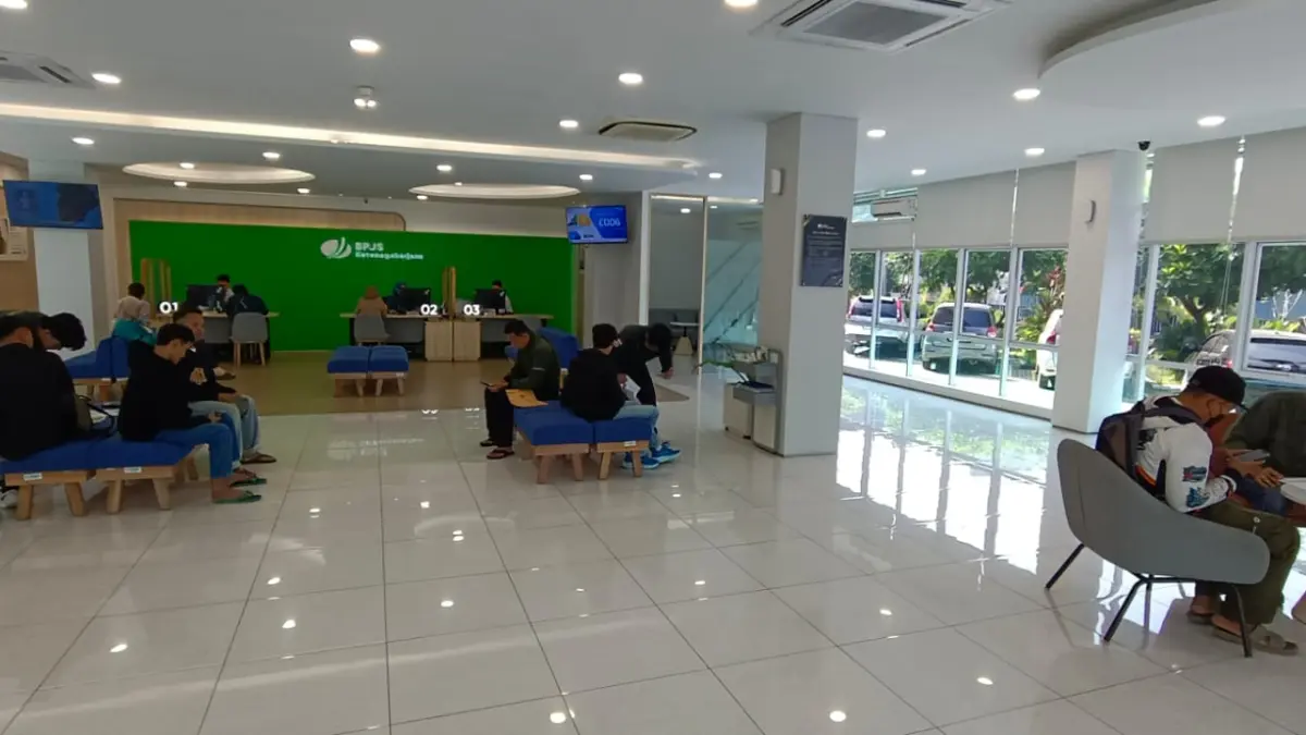 Suasana ruang pelayanan peserta BPJS Ketenagakerjaan Cabang Magelang.