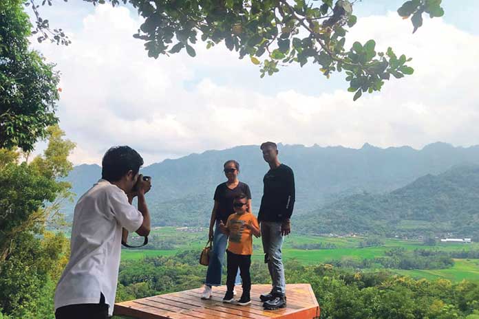 FOTO DULU : Wisatawan menikmati suasana di Punthuk Setumbu yang kembali ramai sejak libur Nataru tahun lalu. (BURHAN SUGIONO/JAWA POS RADAR MAGELANG)