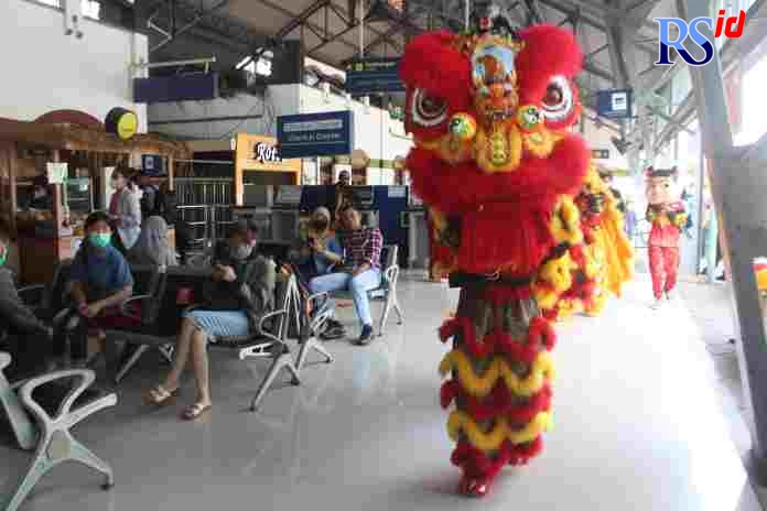 Atraksi barongsai sengaja dihadirkan PT KAI Daop 4 Semarang di Stasiun Tawang Semarang, untuk memeriahkan Tahun Baru Imlek dan menghibur penumpang. (ADENNYAR WYCAKSONO/JAWA POS RADAR SEMARANG)