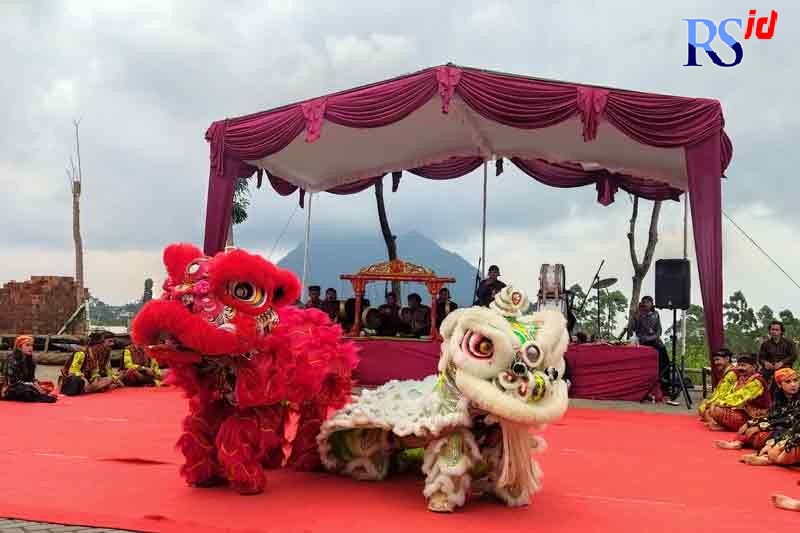 Tari soreng dan barongsai dipentaskan dalam satu panggung, Selasa (1/2) di Ngablak. (RIRI RAHAYU/JAWA POS RADAR SEMARANG)