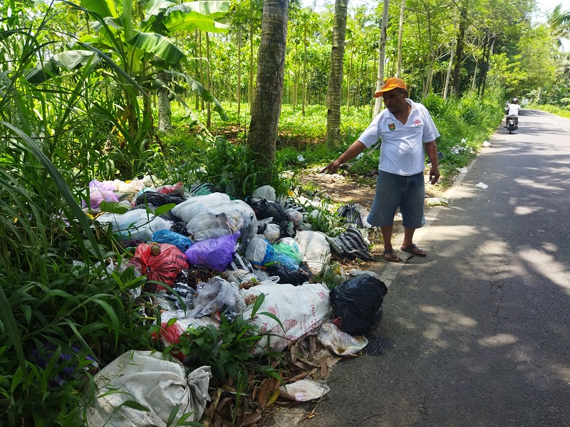 DIBUANG SEMBARANGAN : Tumpukan sampah rumah tangga berserakan di Jalan Mayor Unus dekat TPA Pasuruhan, Kabupaten Magelang. (Luqman Sulistiyawan/Radar Magelang)