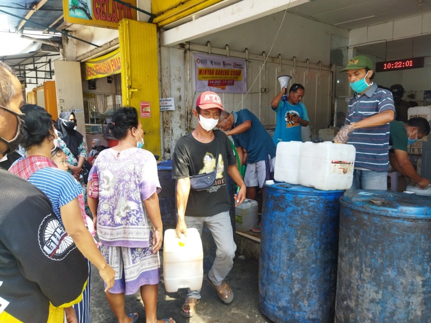 DEMI MIGOR : Para pembeli antre di Toko 15, Muntilan, Kabupaten Magelang salah satu distributor minyak  goreng curah di Kabupaten Magelang. (LUQMAN SULISTIYAWAN/RADAR MAGELANG)