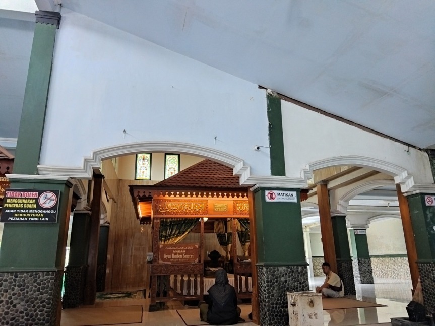 SEPI : Suasana di Makam Aulia Gunungpring, Muntilan, Senin (4/4/2022). Saat Ramadan tak banyak peziarah yang datang. (RIRI RAHAYU/JAWA POS RADAR MAGELANG)